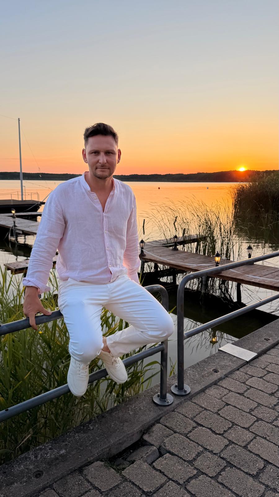 Falk Stiefler bei Sonnenuntergang am See